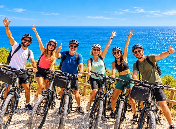 Turistas con e-bicicletas por Torrevieja